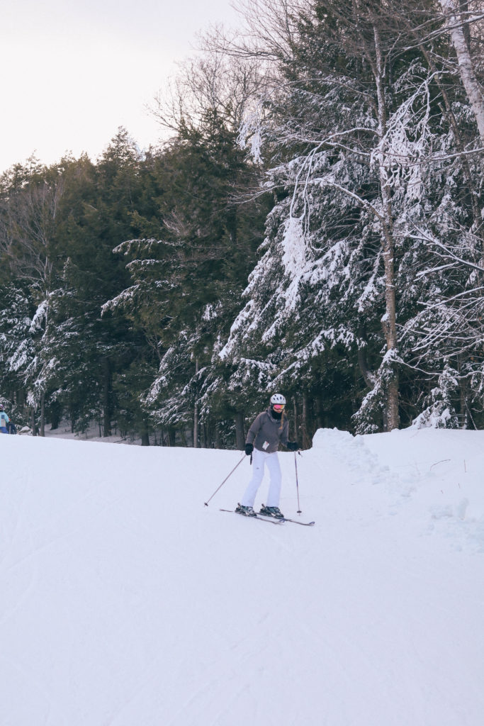 Lifestyle blogger Leigha Gardner of The Lilac Press takes a ski trip to Mount Sunapee in New Hampshire with Skedaddle