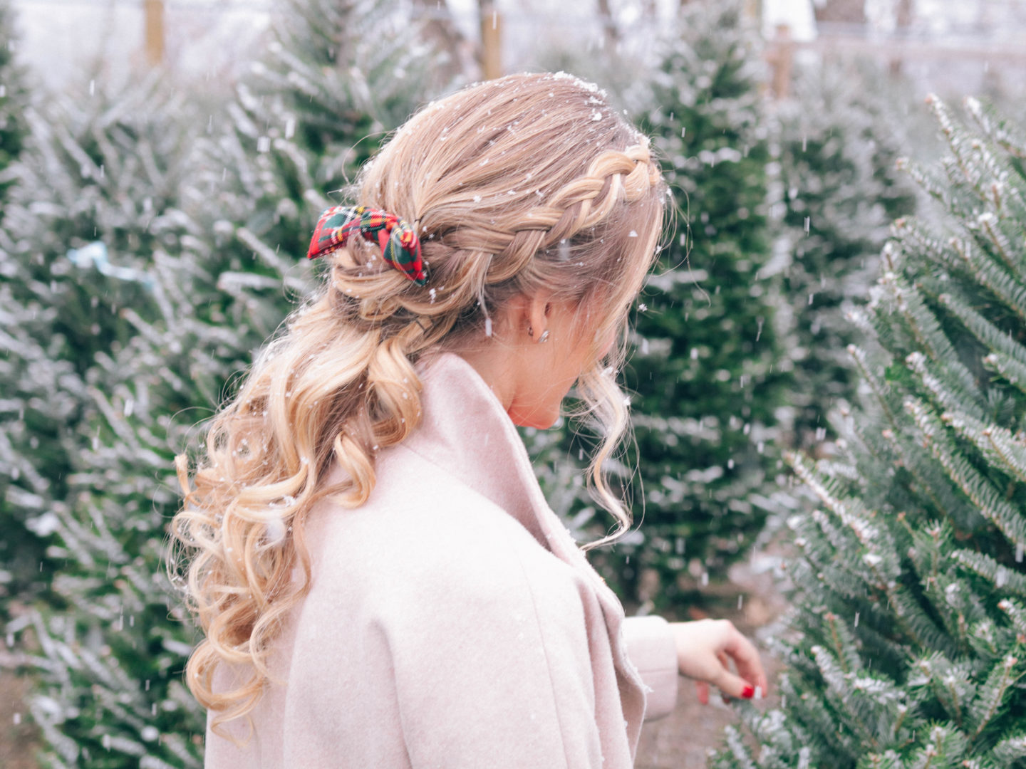 Style and beauty blogger, Leigha Gardner, of The Lilac Press sharing a festive holiday hair tutorial with Hair Cuttery. 